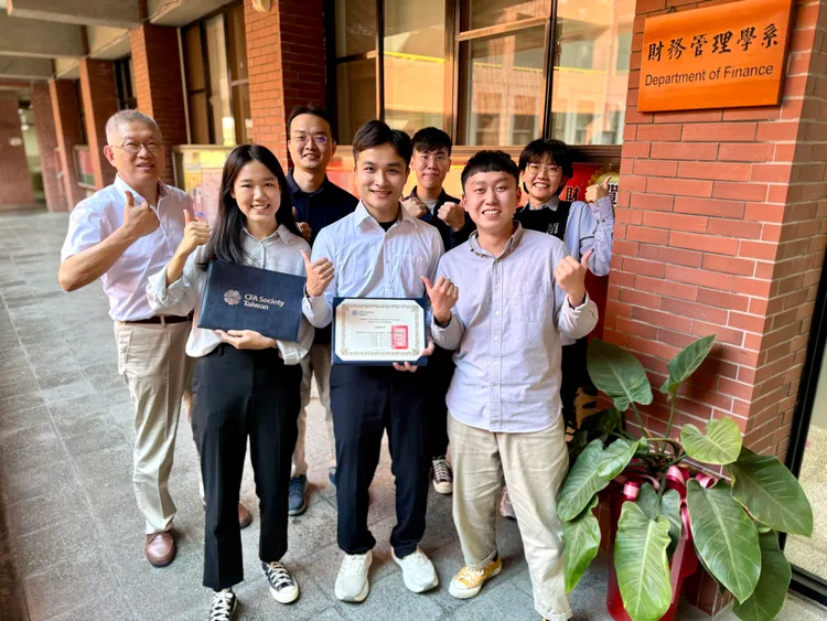 參賽學生團隊成員，右4為中山大學財管系校友、業師羅欽源，右3為中山大學財管系副教授鄭義。中山大學提供