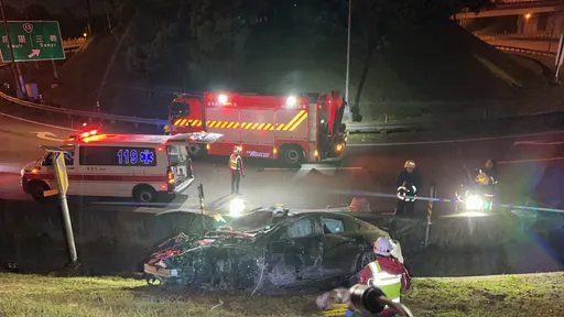 國1三義段保時捷衝出邊坡　車頭被撞爛！24歲駕駛滿頭血送醫