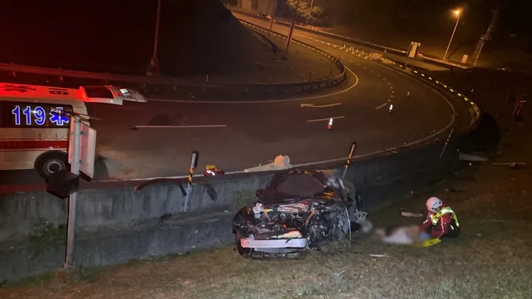 國1三義段驚見保時捷衝出邊坡，24歲駕駛昏迷送醫。翻攝《記者爆料網》