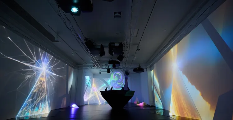 「THE PRISM」是一個設計用來探索光、色彩和想像力多元宇宙的空間，每次最多可以容納 3 位體驗者，確保隱私且充滿沈浸感體驗。業者提供