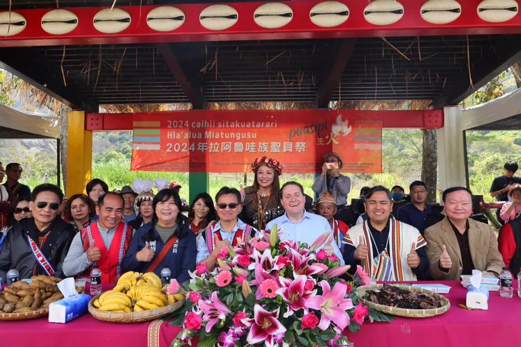 美國在台協會高雄分處處長張子霖一家人蒞臨現場一同參與祭典。原民會提供