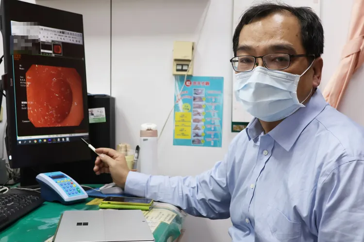 駐診大甲李綜合醫院的中榮肝膽胃腸科主治醫師彭彥鈞說，患者因壓力、咖啡過量，罹患胃食道逆流與潰瘍。院方提供