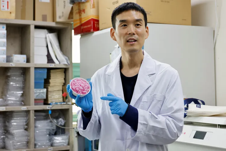 延世大學化工生命學系教授洪金基教授（譯音），展示實驗室培育出來的牛肉米。路透社