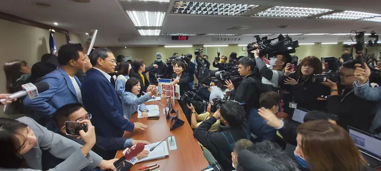 現場一陣混亂，藍綠立委互斥。莊宗達攝