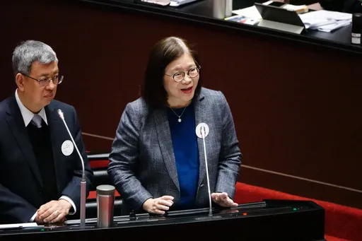 國台辦批管碧玲「冷血」! 她摸記者臉反問:看看我的體溫