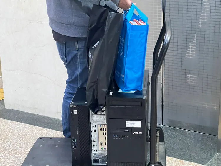 專案小組查扣兒福聯盟陳姓社工的電腦等證物。陳彩玲攝