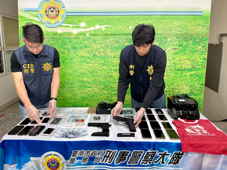 警方起獲大批證物。警方提供