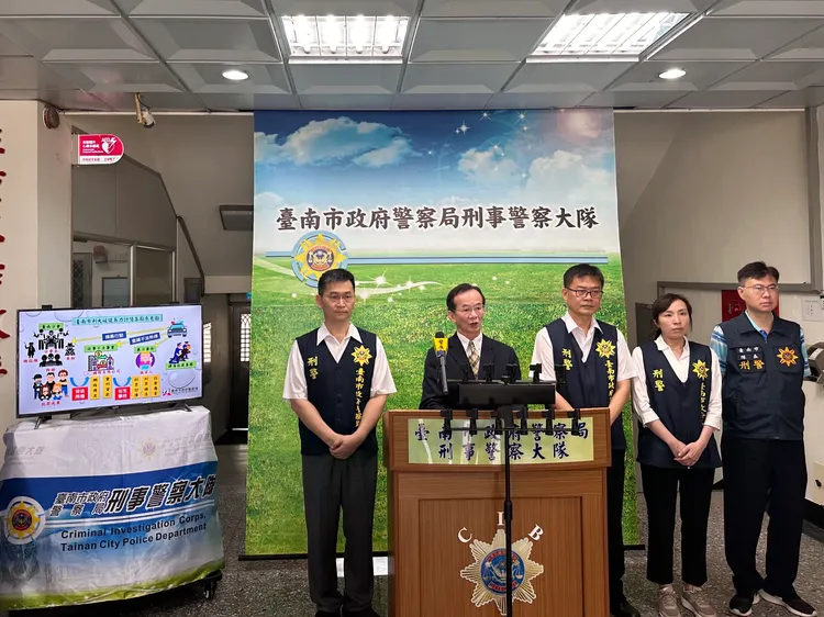 市刑大大隊長張文源(左2)說明掃黑成果。警方提供