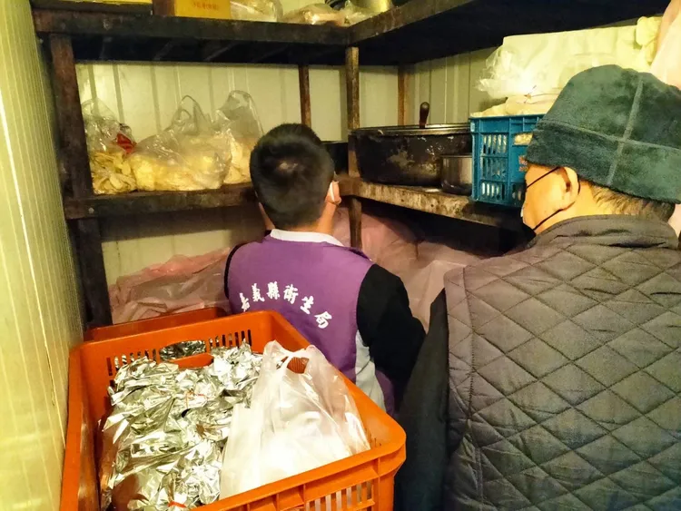 嘉義縣衛生局人員採集食物檢體。衛生局提供