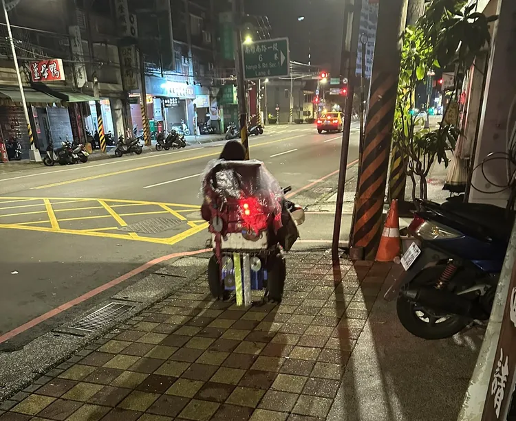 燒烤店老闆看著這名外送員的背影反思自我，「原來是因為自己過的幸福才學會了埋怨」。翻攝自臉書「串癮燒烤」