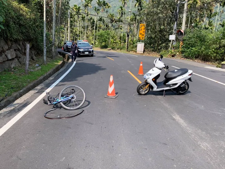 白色機車疑速度過快，過彎上坡猛撞公路車肇事。讀者提供