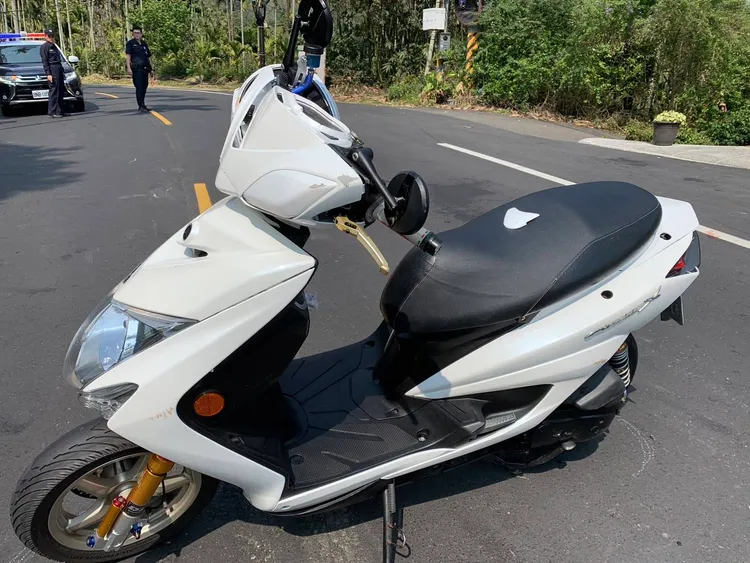 少年無照撞上高檔公路車。讀者提供