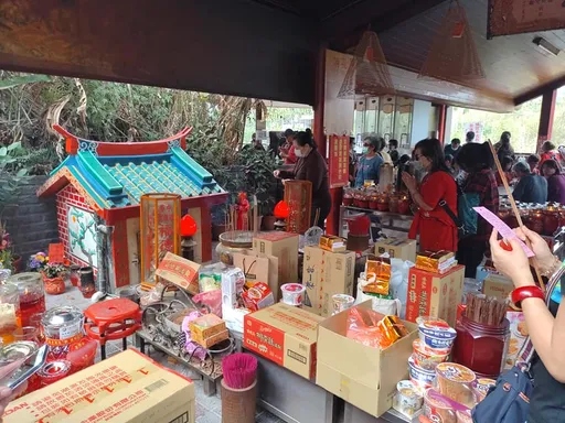 「泡麵土地公」信眾3天吃5萬碗!志工倒廚餘入溪 廟方認了:要餵魚怕浪費