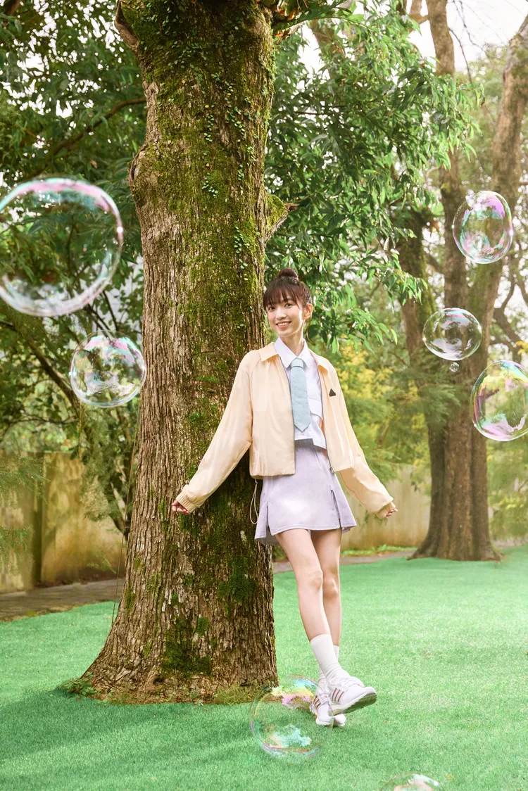 淡黃色撞色襯衫領外套與藍色領帶、紫色短裙營造撞色效果。品牌提供