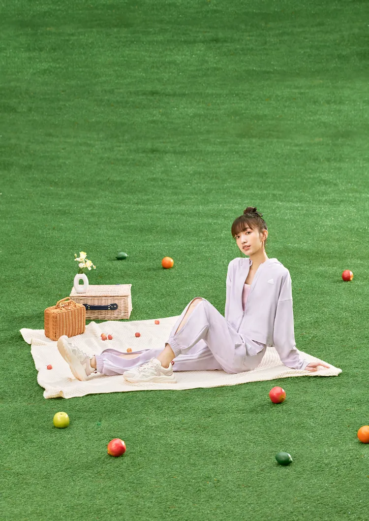 開衩長褲運用拉鍊細節讓褲裝也能有多變穿法。品牌提供