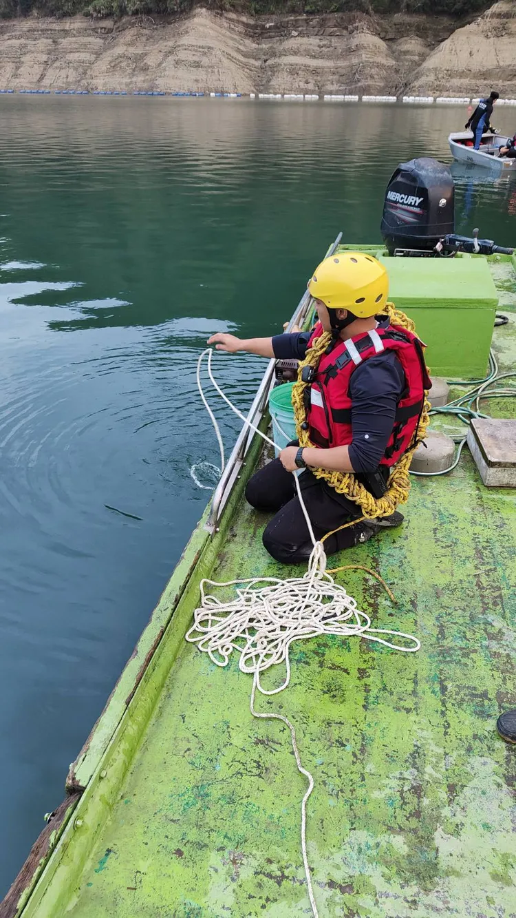 消防人員搜救中。民眾提供