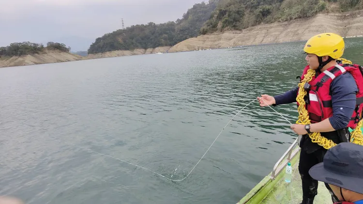 消防人員搜救中。民眾提供