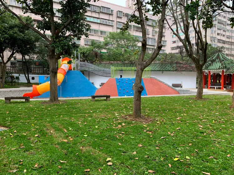 三芝兒三公園景觀開闊又增設草坪，一改先前陰暗潮濕缺點。公所提供