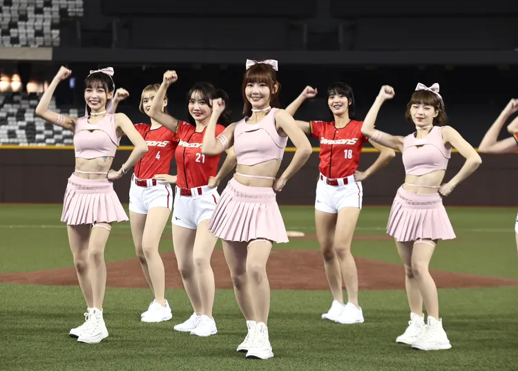 林襄帶領小龍女大跳應援曲。  彭欣偉攝