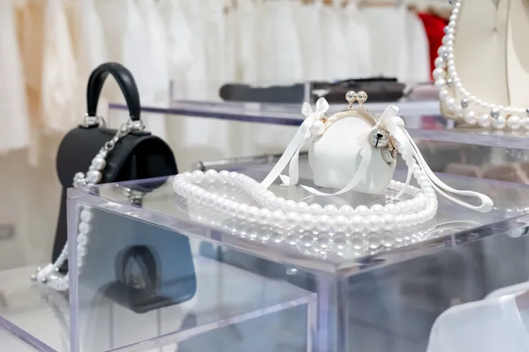 浪漫風格的開幕限定珍珠揹帶零錢包。品牌提供