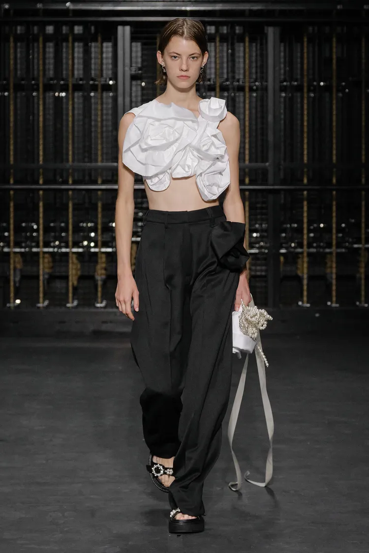 春夏系列以傳統英式婚禮為設計主軸。品牌提供