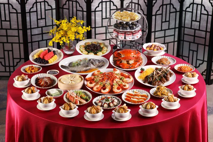 Mega50加碼推出幸福花嫁指定日專案，下訂享婚宴美饌升等，每桌現省三千元，再送精美花藝佈置。業者提供