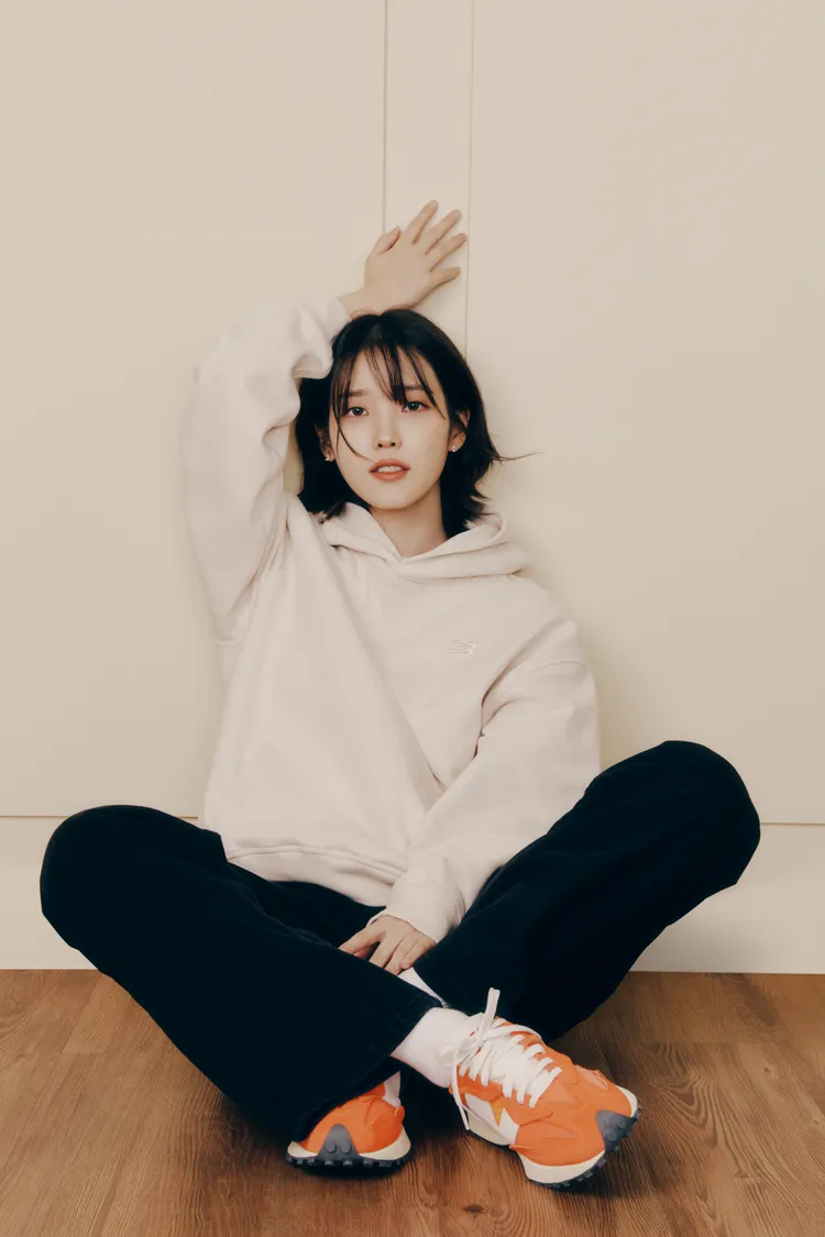 IU搶先演繹人氣鞋款327新色。品牌提供