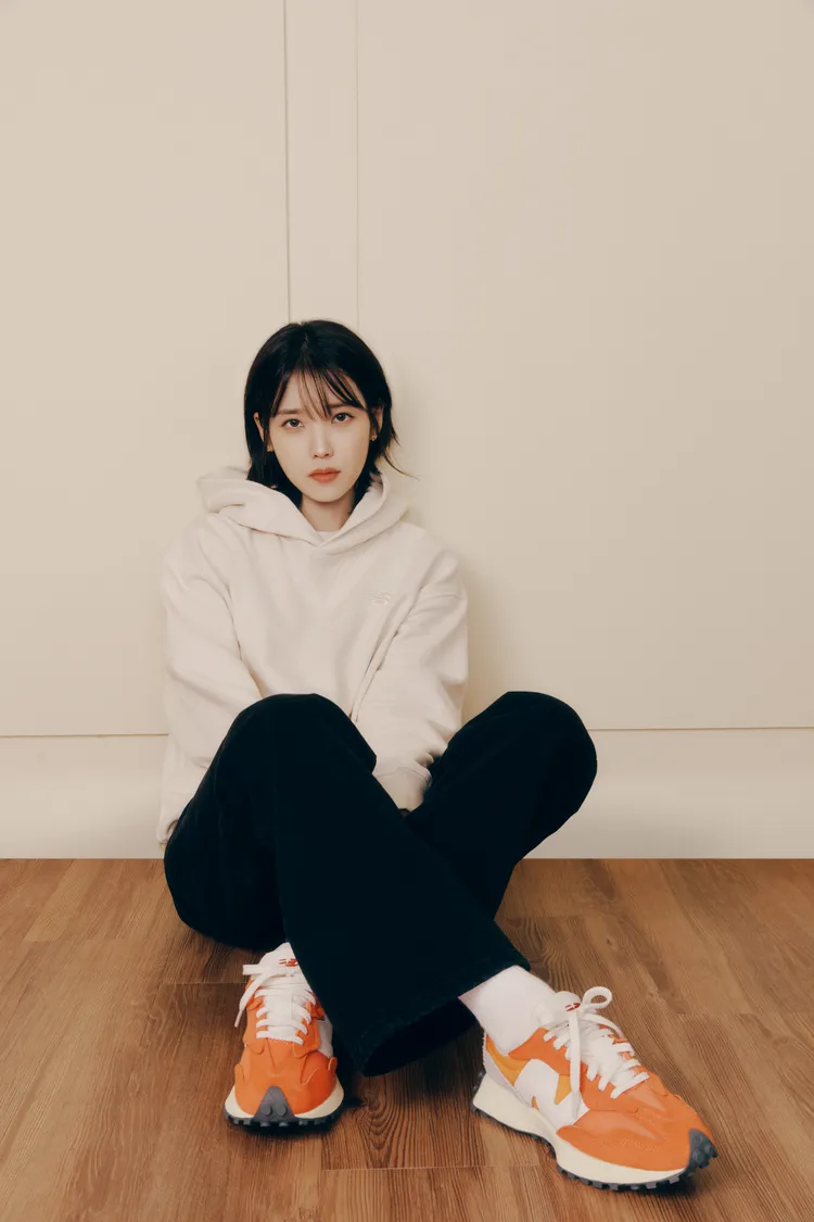 IU擺出酷帥表情。品牌提供