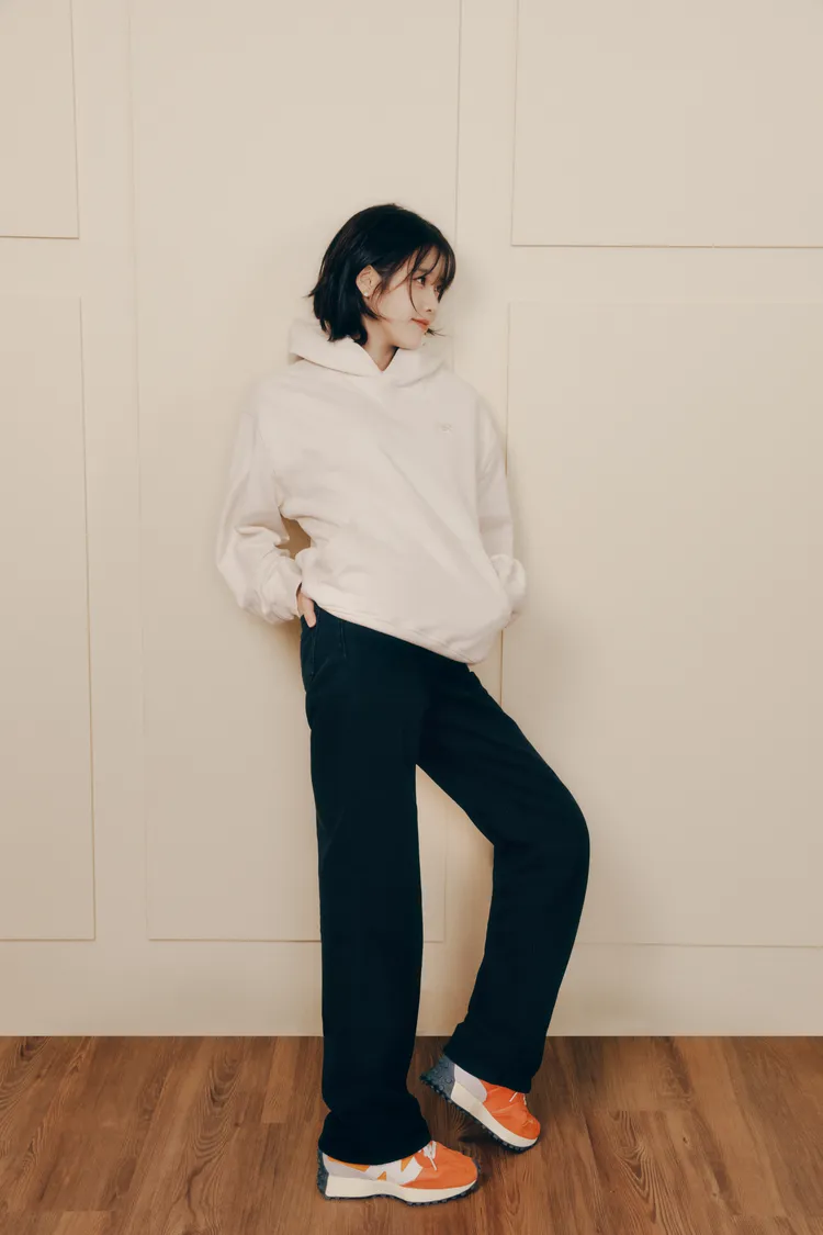 IU換上327鞋款新色露出微笑。品牌提供