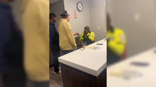 都看哭了...宿舍警衛10年沒返鄉 大學生準備這個大禮送他