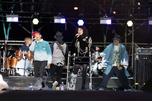 賭王千金老公大動脈撕裂後復出 何超儀右腿骨裂打石膏也要上台