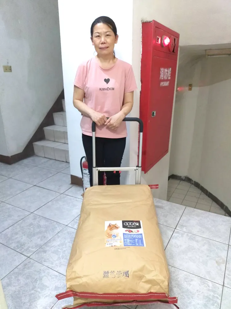 2023年GX歌迷後援會首次嚐試「愛心飼料應援大花籃」，募得犬貓糧食捐贈給毛小孩愛心團體。圖／GX歌迷後援會