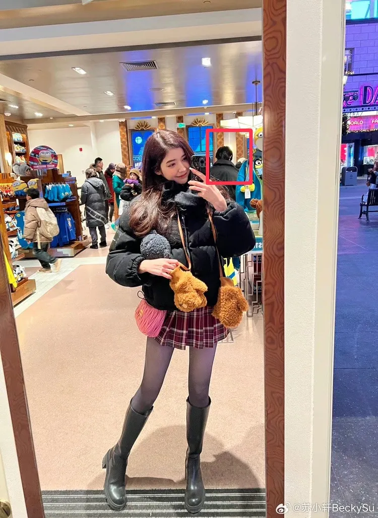 蘇小軒照片被發現有唐禹哲背影。翻攝蘇小軒微博