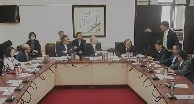 民眾黨團總召黃國昌（在門邊者）暴怒嗆民進黨團總召柯建銘插話，憤而離開黨團協商。翻攝自國會頻道