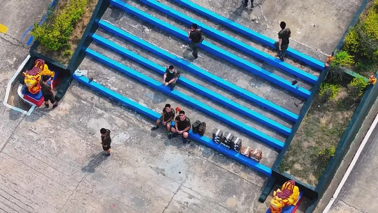 島上人員抬頭發現空拍機。翻攝自YT頻道「研究星星二十年」