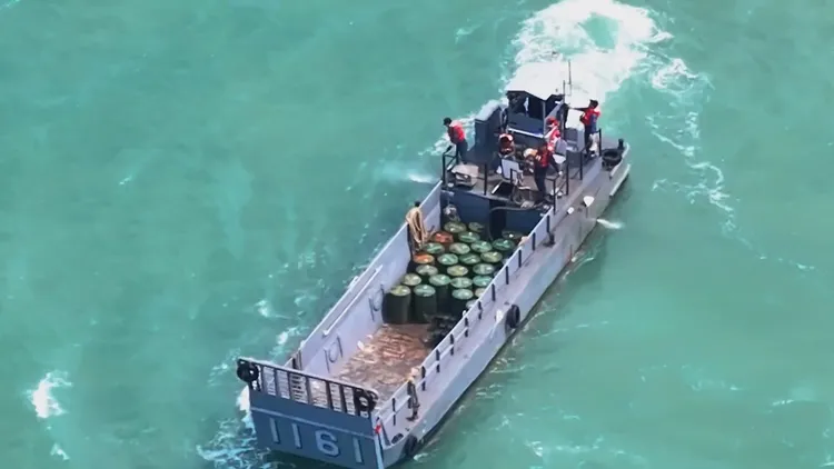 有船隻進行運補。翻攝自YT頻道「研究星星二十年」