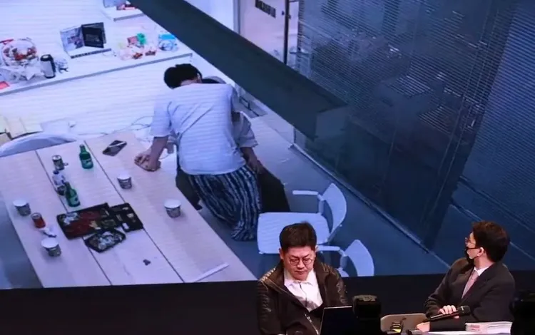 「OMEGA X」的前東家黃姓代表（前排左）舉行記者會，聲稱自己的妻子被成員猥褻。翻攝搜狐韓娛微博