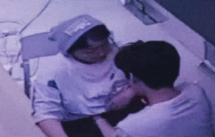 監視器影片中，被指為輝粲的男子把手伸進女老闆衣服裡撫摸。翻攝搜狐韓娛微博