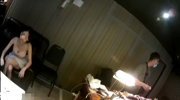 警方持搜索票前往查緝。讀者提供