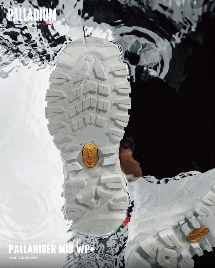 多指向鞋底科紋的抓地效果讓行走體驗再提升。品牌提供