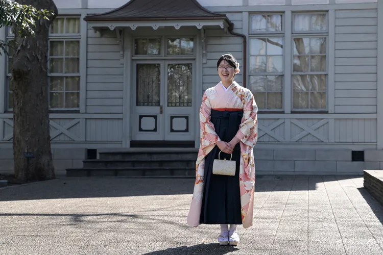 愛子身著櫻花色「振袖」（未婚女性穿著的華麗和服）與深藍色裙子。路透社