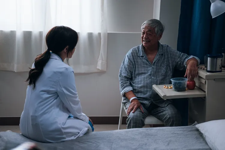 曾江（右）和陳紫萱有不少對手戲。華映提供