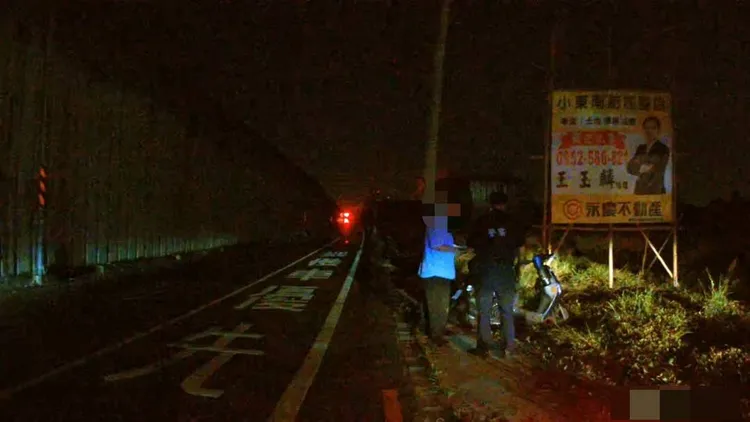 員警獲報高速二街有騎士自摔路倒。警方提供