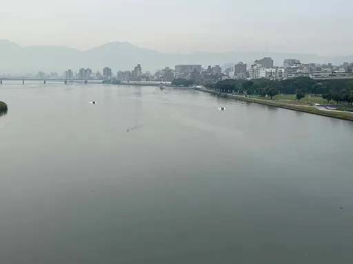 新北忠孝橋1男子落水 警消下船艇救起命危送醫