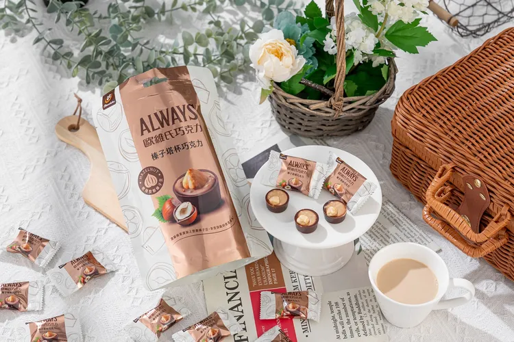 歐維氏推出新品精緻榛子塔杯隨「食」方便不沾手。宏亞食品提供