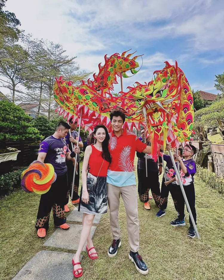 陳喬恩日前和老公回他老家馬來西亞過年，與舞龍大陣仗合照。翻攝陳喬恩IG