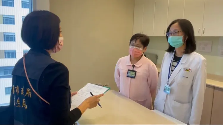 衛生局人員執行醫療長照機構辣椒粉食材使用稽查。翻攝畫面