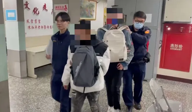 警方將2名車手送辦。翻攝畫面