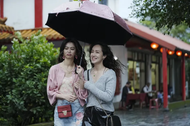 白癡公主（左）大膽扮妓女完全變成另一個人。華映提供