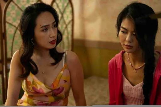 小薰穿超辣上下失守洩春光 白癡公主扮妓女完全變一個人